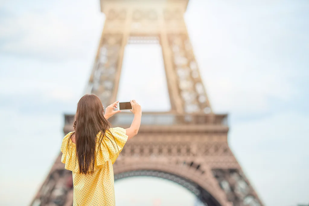 beautiful-woman-in-paris-background-the-eiffel-tow-2025-02-12-00-22-55-utc