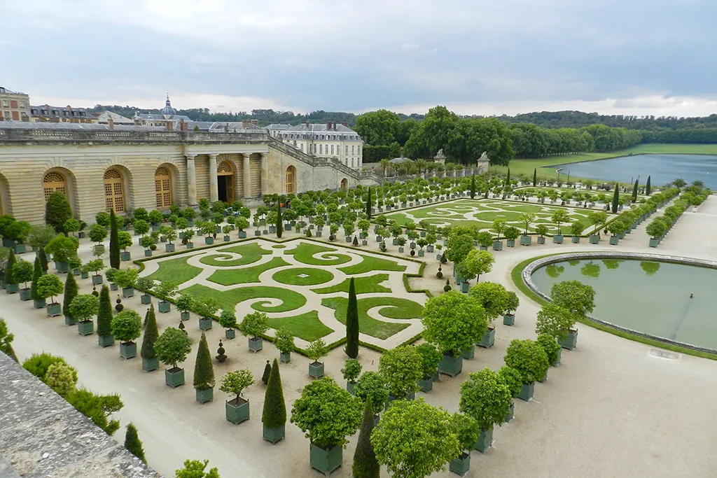 gardens-at-versailles-palace-france-2024-12-04-22-33-25-utc